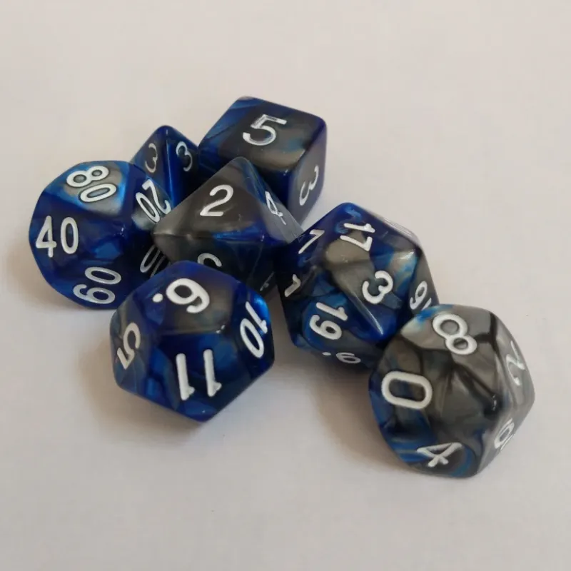 Kit 7 Dados Marmorizados Azul/Cinza c/ Números Brancos Kit 7 Dados Marmorizados Azul/Cinza c/ Números Brancos