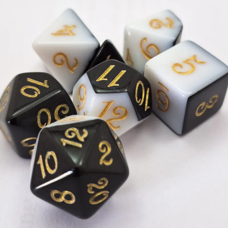 Kit 7 Dados Opaco Duo Branco/Preto c/ Números Dourados Kit 7 Dados Opaco Duo Branco/Preto c/ Números Dourados