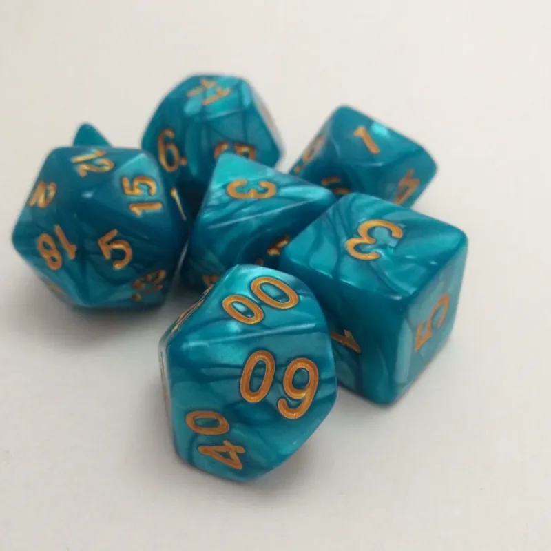 Kit 7 Dados Perolado Ciano c/ Números Dourados