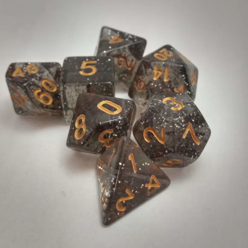 Kit 7 Dados Glitter Cinza c/ Números Dourados