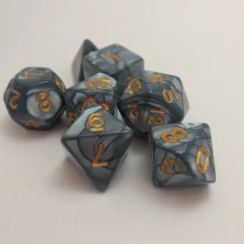 Kit 7 Dados Perolado Cinza c/ Números Dourados