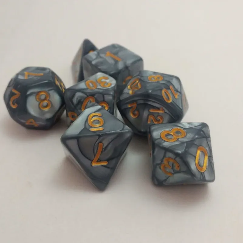 Kit 7 Dados Perolado Cinza c/ Números Dourados