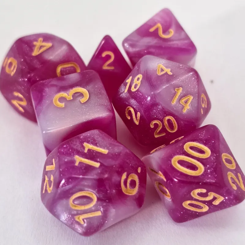 Kit 7 Dados Glitter Marmorizado Lilás/Branco c/ Números Dourados Kit 7 Dados Glitter Marmorizado Lilás/Branco c/ Números Dourados