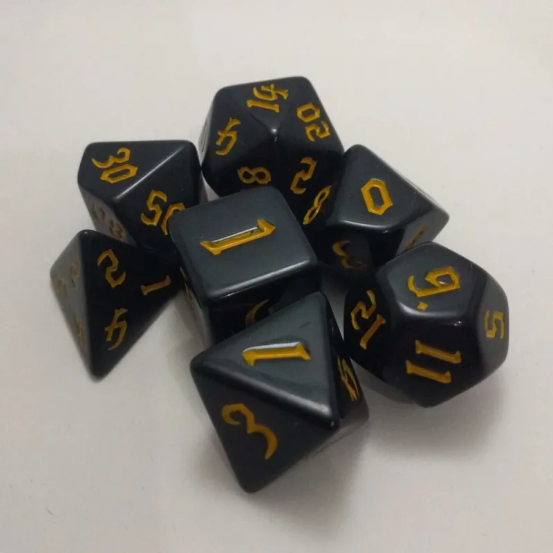 Kit 7 Dados Opaco Preto c/ Números Amarelos Kit 7 Dados Opaco Preto c/ Números Amarelos