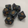 Kit 7 Dados Glitter Preto c/ Números Dourados