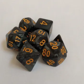 Kit 7 Dados Perolado Preto c/ Números Dourados