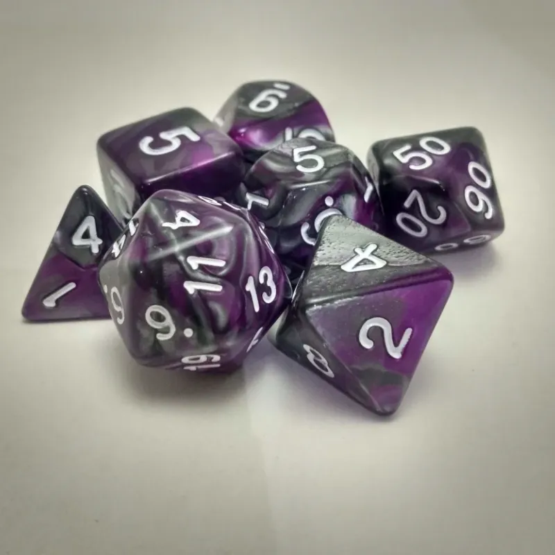 Kit 7 Dados Marmorizados Roxo/Preto c/ Números Brancos Kit 7 Dados Marmorizados Roxo/Preto c/ Números Brancos