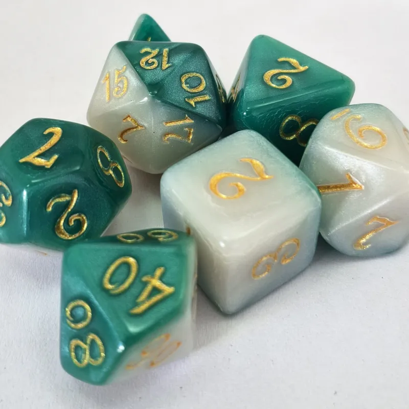 Kit 7 Dados Opaco Duo Verde/Branco c/ Números Dourados Kit 7 Dados Opaco Duo Verde/Branco c/ Números Dourados
