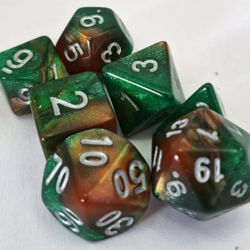 Kit 7 Dados Glitter Marmorizado Verde/Laranja c/ Números Cinzas Kit 7 Dados Glitter Marmorizado Verde/Laranja c/ Números Cinzas