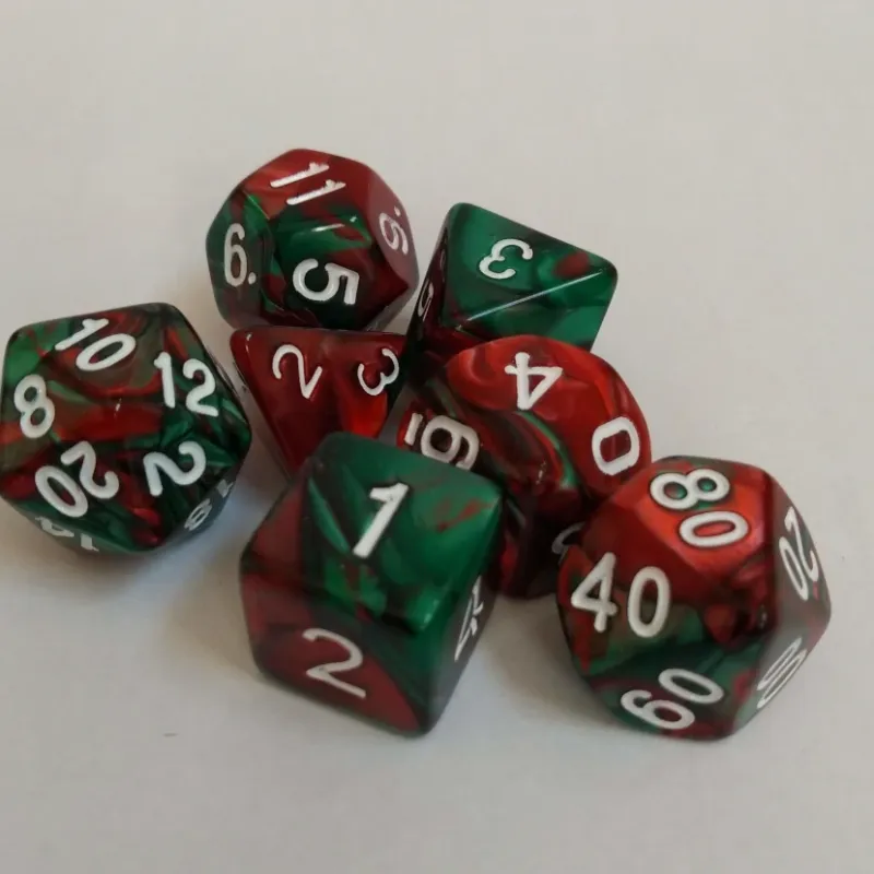 Kit 7 Dados Marmorizados Verde/Vermelho c/ Números Brancos Kit 7 Dados Marmorizados Verde/Vermelho c/ Números Brancos