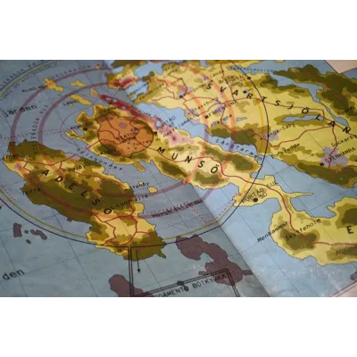 Tales From the Loop: Contos do Loop - Fora do Tempo (Suplemento) - Galápagos Jogos