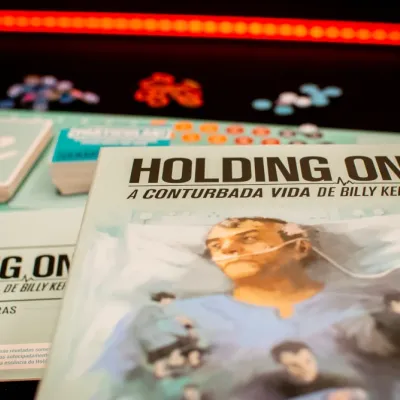 Holding On: A Conturbada Vida de Billy Kerr - Galápagos Jogos