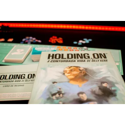 Holding On: A Conturbada Vida de Billy Kerr - Galápagos Jogos Holding On: A Conturbada Vida de Billy Kerr - Galápagos Jogos