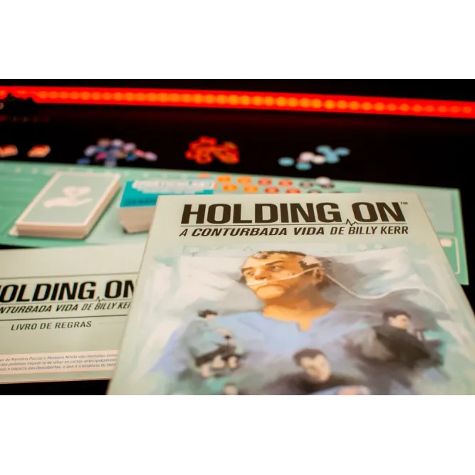 Holding On: A Conturbada Vida de Billy Kerr - Galápagos Jogos Holding On: A Conturbada Vida de Billy Kerr - Galápagos Jogos