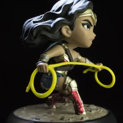 Miniatura Wonder Woman Justice League (Mulher-Maravilha Liga da Justiça) Q-Fig Miniatura Wonder Woman Justice League (Mulher-Maravilha Liga da Justiça) Q-Fig